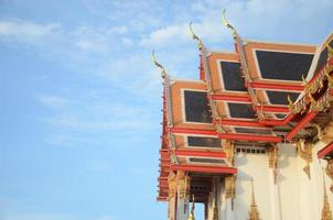 Seitenansicht der Kirche am Chulamanee-Tempel und Himmelshintergrund. Provinz Samut Songkhram. Thailand foto