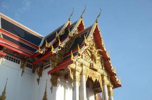 Kirche im Chulamanee-Tempel. Himmel Hintergrund. Provinz Samut Songkhram. Wahrzeichen Thailands foto