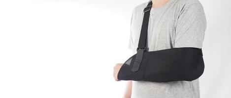 gebrochener Arm. Armschlingentherapieunterstützung und bedeckt um den ersten Knöchel des Ellbogens gebrochener Arm. foto