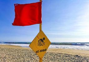Schwimmen mit roter Flagge verboten hohe Wellen in Puerto Escondido, Mexiko. foto