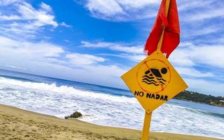 Schwimmen mit roter Flagge verboten hohe Wellen in Puerto Escondido, Mexiko. foto