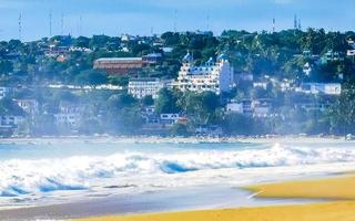 Palmen Sonnenschirme Liegestühle Strandresort Zicatela Puerto Escondido Mexiko. foto