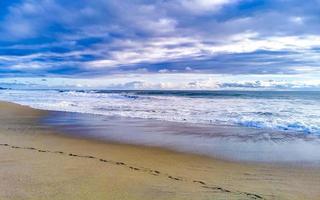 strand sand blaues wasser riesige surfer wellen puerto escondido mexiko. foto