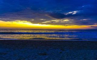 bunter goldener sonnenuntergang große welle und strand puerto escondido mexiko. foto