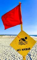 Schwimmen mit roter Flagge verboten hohe Wellen in Puerto Escondido, Mexiko. foto