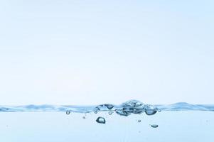 Wasseroberfläche auf weißem Hintergrund foto