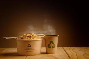 recyceltes Verpackungskonzept. recycelter bogen mit heiß gekochten instantnudeln und tasse kaffee auf dem tisch. null Abfallmaterialien. Umweltpflege, Wiederverwendung, erneuerbar für einen nachhaltigen Lebensstil