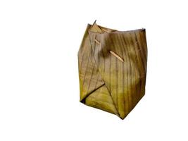 Botok indonesisches traditionelles javanesisches Essen. Botok wird aus geriebener Kokosnuss, Sardellen, Mlanding und Tempe hergestellt, dann in Bananenblätter gewickelt und gedünstet. präsentiert auf einem weißen Hintergrund foto