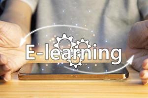 Konzept des E-Learning, ein Lernmanagementsystem durch ein Netzwerk-Lernmanagementsystem mit Schwerpunkt auf den Lernenden als Mittelpunkt. im gemischten Lehr- und Lernstil mit regulärem Unterricht foto