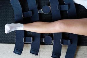 Frauen, die nach einer Operation am Bein eine Knieorthese oder eine Kniestütze tragen foto