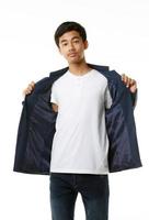 Smarter, schlanker, großer asiatischer Teenager in Freizeitkleidung, der elegant auf weißem Hintergrund steht, offene Jacke, die im T-Shirt zu sehen ist. foto