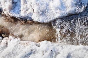 Eiskristalle unter schmelzendem Schneestrom foto