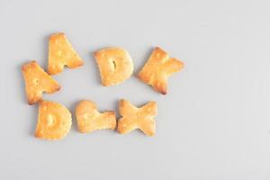 Englischer Buchstabe Brotsnack auf grauem Hintergrund foto