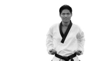 Taekwondo-Mann mit schwarzem Gürtel isoliert auf weißem Hintergrund mit Beschneidungspfad foto
