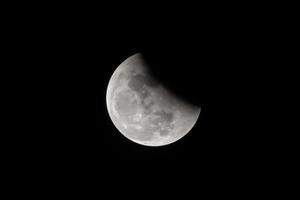 Mond auf dem dunklen Hintergrund der dunklen Nacht foto