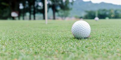 Golfball auf grünem Gras foto