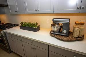 Küchenarbeitsplatte mit Tablett mit Mischmaschine foto