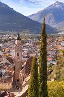 blick über das stadtbild mit dom sankt nikolaus von meran südtirol italien gesehen vom berühmten wanderweg tappeinerweg foto