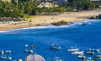 wunderschönes stadt- und seelandschaftspanorama und blick auf puerto escondido mexiko. foto