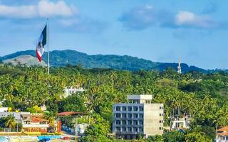 wunderschönes stadt- und seelandschaftspanorama und blick auf puerto escondido mexiko. foto