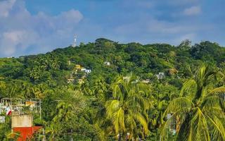 wunderschönes stadt- und seelandschaftspanorama und blick auf puerto escondido mexiko. foto