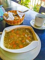 Linsen-Karotten-Suppe sehr schön und rustikal in Mexiko. foto