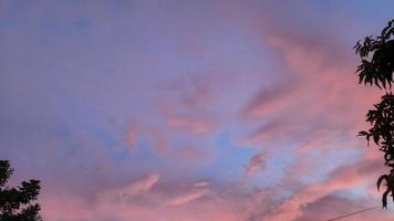 schöner rosa bewölkter Himmelshintergrund foto