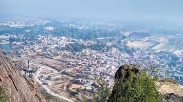Blick auf das indische Dorf von der Spitze des Berges foto