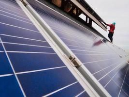 Nahaufnahme eines Solarpanels auf einem Dach foto