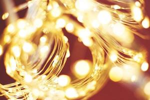 weihnachten schöne glänzende gold und roten hintergrund. funkeln festlich verschwommenes bokeh foto