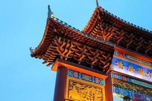 Das Eingangstor von Pantjoran Pik Chinatown mit blauem Himmelshintergrund.