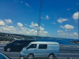 türkei im juli 2022. autos, die die ozman gazi brücke oder die izmit bay bridge überqueren. foto