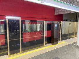 Automatisches Türbahnsteigsystem in einer neuen modernen Metrostation. U-Bahn-Sicherheitssystem Schöne Glastüren öffnen sich synchron mit den Türen des ankommenden Waggons foto