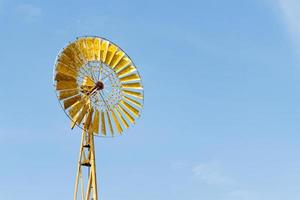 gelbe Windkraftanlage auf Hintergrund des blauen Himmels foto