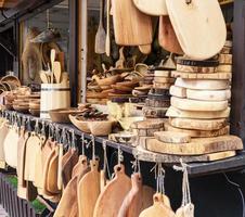 Markt mit Holzschneidebrettern Holzwaren aus verschiedenen Holzarten - Buche, Eiche, Kiefer, Buchsbaum, Esche, Linde, hausgemachte Produkte zum Kochen foto