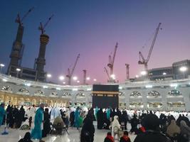 makka, saudi-arabien, 2022 - muslimische pilger an der kaaba in der haram-moschee von mekka, saudi-arabien. foto