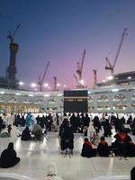 makka, saudi-arabien, 2022 - muslimische pilger an der kaaba in der haram-moschee von mekka, saudi-arabien. foto