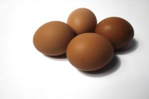 Eier isoliert auf weißem Hintergrund foto