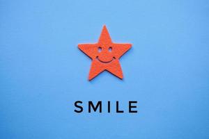 Lächeln-Emotion auf dem blauen Hintergrund foto