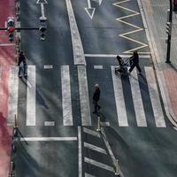 bilbao, vizcaya, spanien, 2022 - fußgänger überqueren den zebrastreifen in bilbao city, baskenland, spanien foto