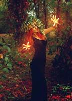 fantastische junge Hexe zaubert im Wald foto