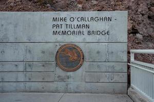 Mike O'Callaghan - Pat Tillman Memorial Bridge Text an der Wand foto