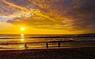 puerto escondido mexiko oaxaca mexikaner 2022 bunter goldener sonnenuntergang menschen winken und strand puerto escondido mexiko. foto