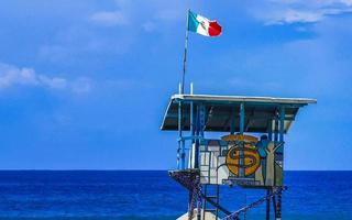 puerto escondido mexiko oaxaca mexikanisch 2022 strandwachturm mit mexikanischer flagge in puerto escondido mexiko. foto