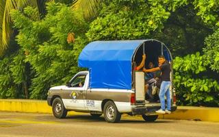 puerto escondido mexiko oaxaca mexikanisch 2022 grün türkis blau taxi auto in puerto escondido mexiko. foto