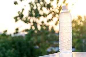 Plastikwasserflasche im Sonnenschein foto