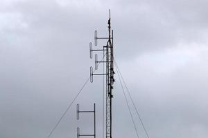 hohe Antenne zum Aussenden und Empfangen von Funkwellen. foto
