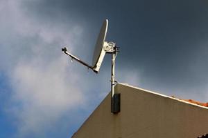 hohe Antenne zum Aussenden und Empfangen von Funkwellen. foto