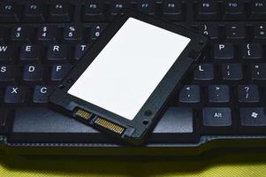 2,5-Zoll-SSD-Festplatte auf der Tastatur platziert foto