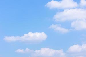 Sommer blaue Farbverlauf Wolken weicher weißer Hintergrund Schönheit mit klaren Wolken im Sonnenschein ruhig hell Winterwetter hell türkis Landschaft in der Tagesumgebung Horizontansicht Wind Frühling foto